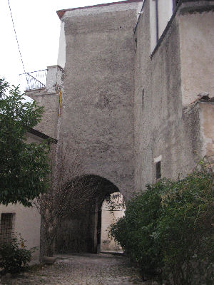 Cortile antistante la Torre Baronale